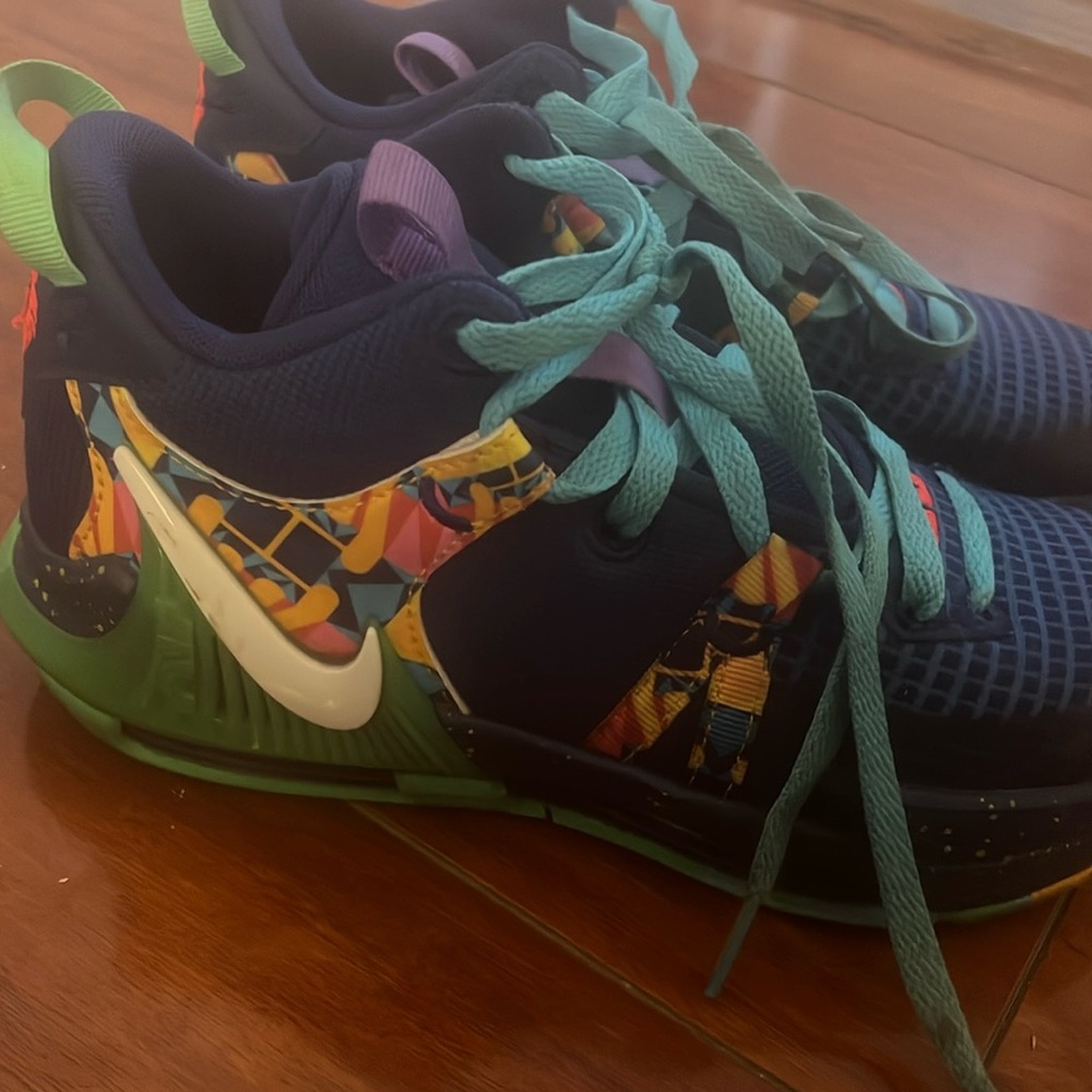 It’s Labrons and it’s a size 4.5 I hope to sell it